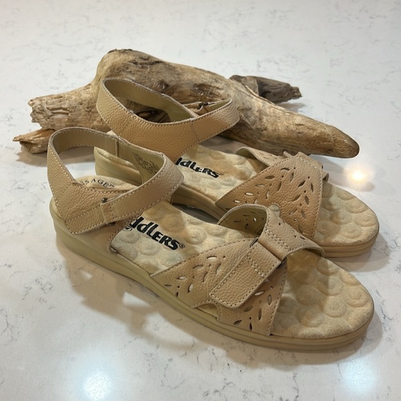 Cobbie Cuddlers  Comfort Velcro cream colored sandals size 9 - Picture 4 of 16